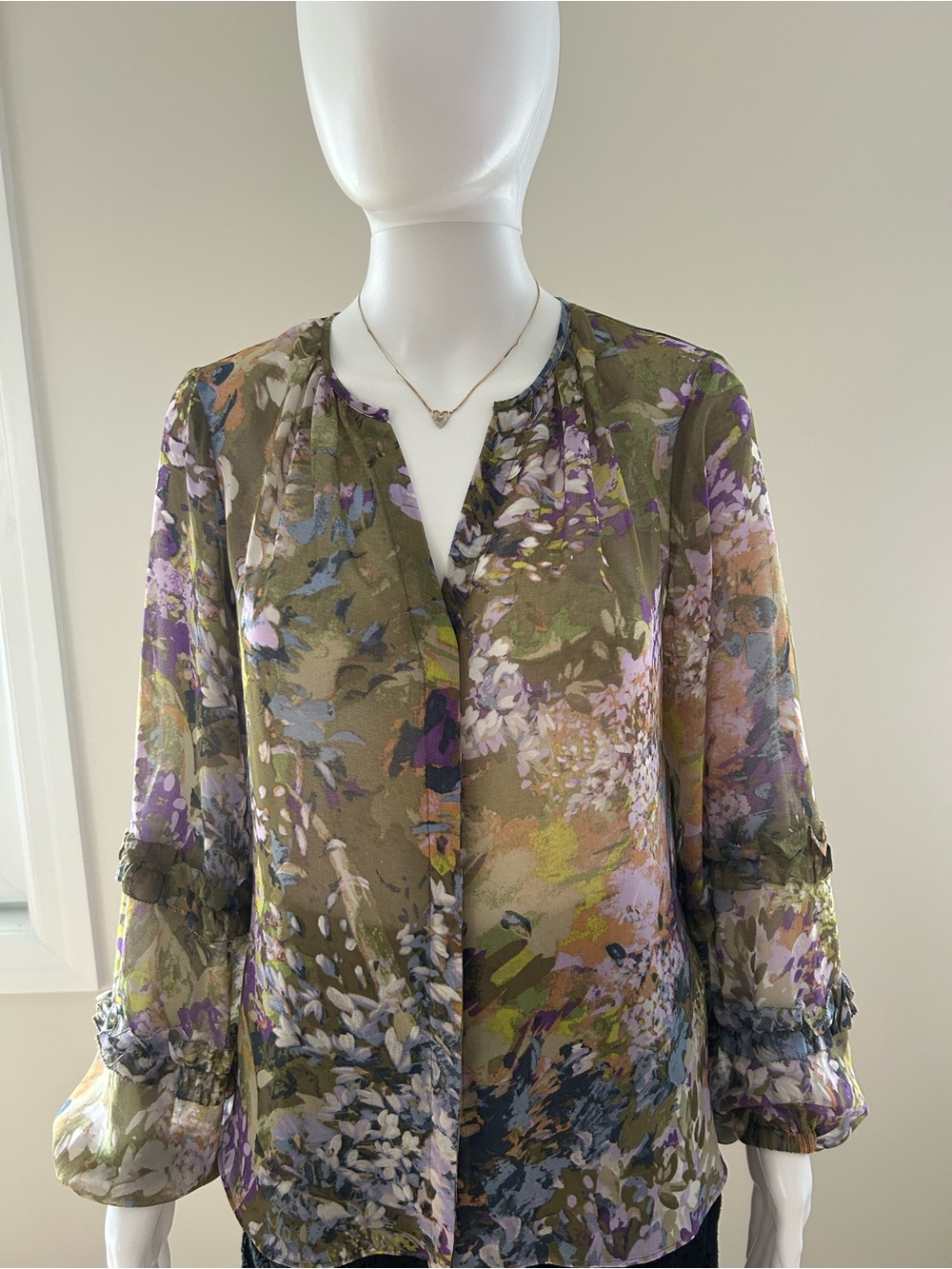 White House Black Market Lavender Floral Blouse

Excellent Condition